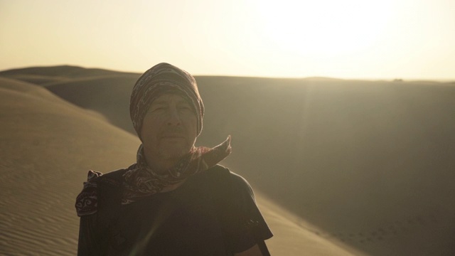 穿着头巾穿过沙漠的男人视频下载