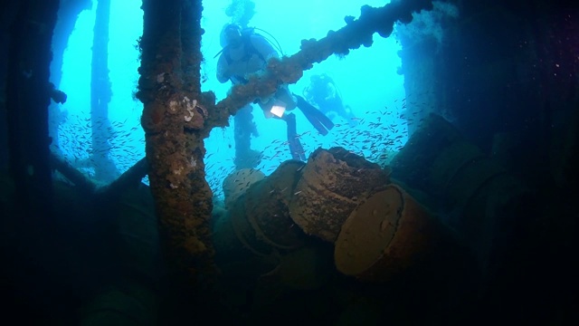 清海丸货舱的潜水员，水下沉船，楚克密克罗尼西亚岛视频下载