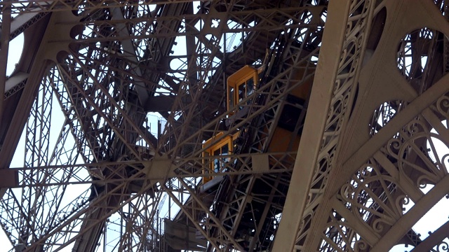 埃菲尔铁塔的电梯视频素材