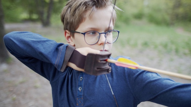 小男孩在森林里射箭视频素材