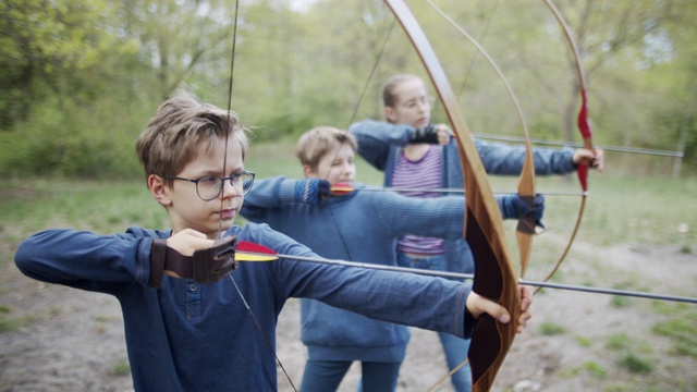孩子们在森林里玩弓箭视频素材