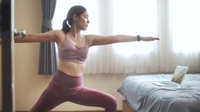 亚洲女人在卧室里做瑜伽运动视频素材