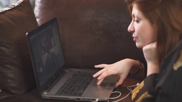 法国新冠肺炎疫情期间，年轻可爱的女孩在电脑、社交网络上观看视频。一人年轻女孩孤立。博客视频。检疫期间冷却。4 k UHD。视频下载