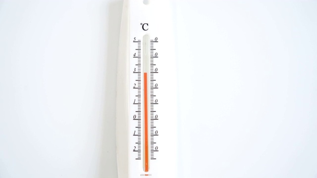 白色桌子上的白色房间温度计的样子视频下载
