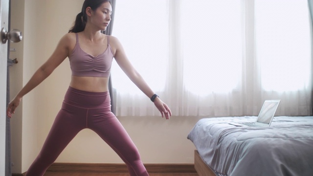 亚洲女人在卧室里做瑜伽运动视频素材