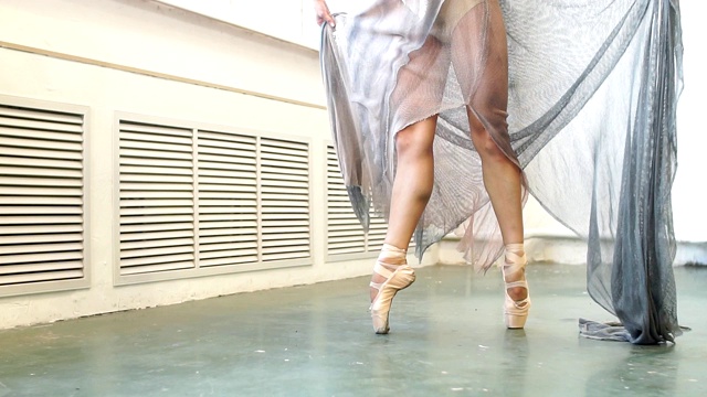 强大的专业芭蕾舞者的脚尖站在工作室近距离，慢动作视频素材