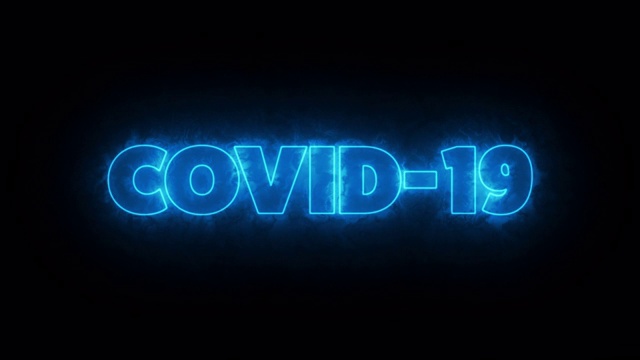 COVID-19文本文字以蓝色发光字母书写，黑色背景。4K超高清平面动画设计插画广告。卫生安全流行病封锁世界视频下载