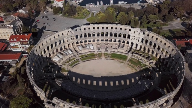 从空中俯瞰普拉的罗马圆形剧场。克罗地亚伊斯特里亚。视频素材