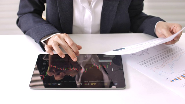 商业人士分析股票市场数据的数字平板电脑视频素材
