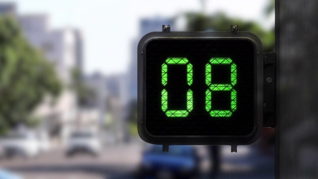 中镜头的步行信号与绿色显示，因为它显示了15秒倒计时与交通在背景视频下载