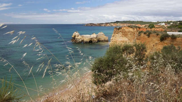 普拉亚多纳阿纳海滩绿松石海水和悬崖，葡萄牙。美丽的多纳安娜海滩(普拉亚多纳安娜)在拉各斯，阿尔加维，葡萄牙。视频素材