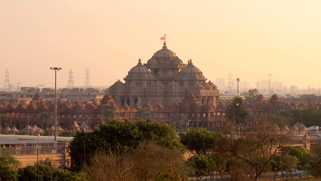 旅游和度假景点地标-著名的Akshardham印度教寺庙在日落在德里视频下载