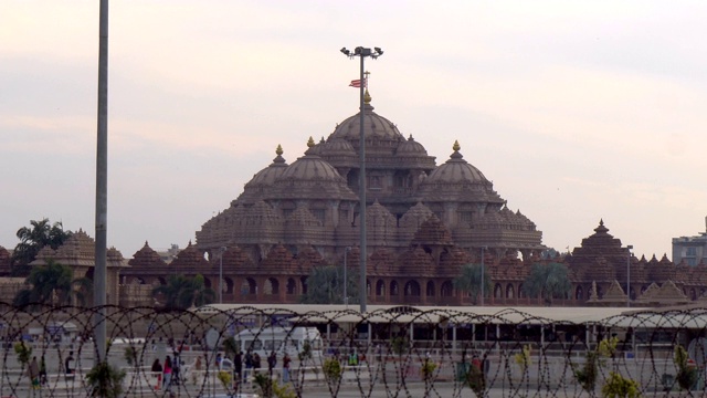 印度德里Akshardham寺庙的外观和游客视频下载