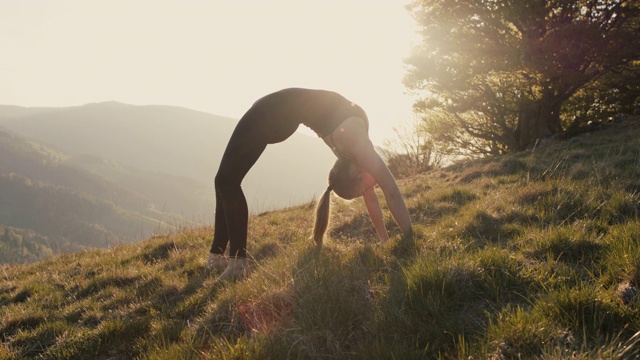 在壮观的风景下练习瑜伽的女人视频下载