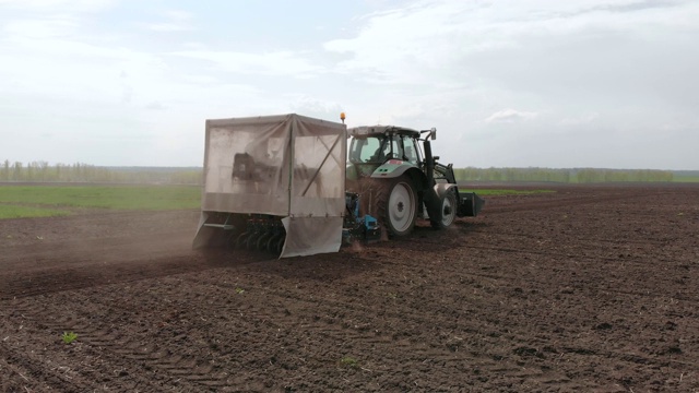 油菜籽播种机选择田间春季播种机。背景是麦田视频下载