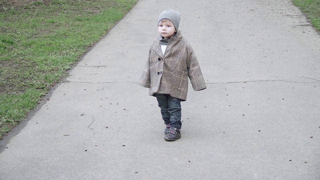 小巷里穿外套的男孩视频下载