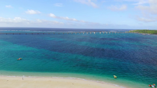 Yonaha前滨海滩位于日本冲绳县宫古岛。yonahamahama海滩从春季到秋季最受欢迎，是宫古岛的主要景点。视频素材