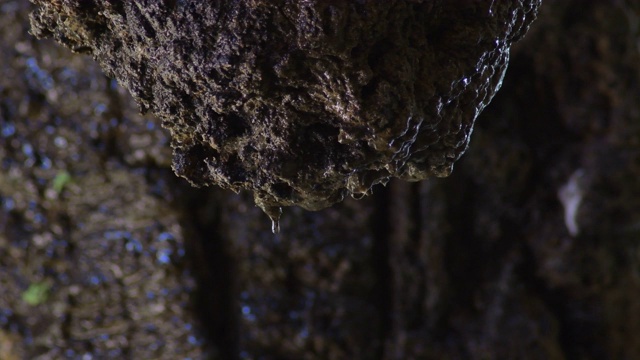 水珠滑过岩石在一个水洞画廊视频素材