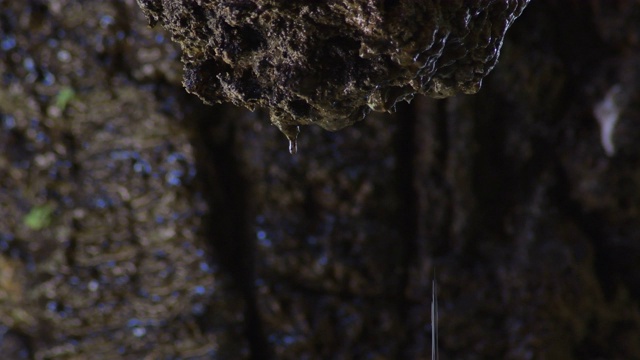 水滴通过岩石在水洞画廊视频素材