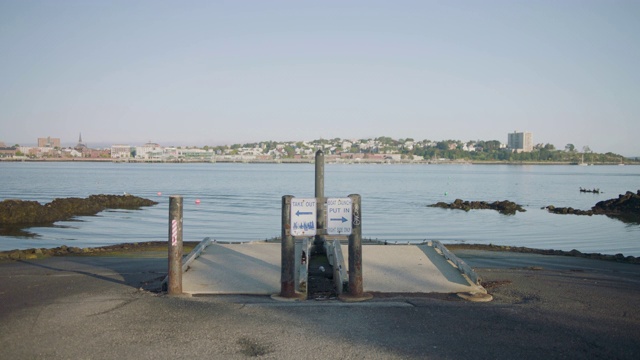 全镜头的臭虫轻船坡道入口与波特兰的城市景观在背景视频素材