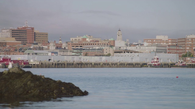 泛左拍摄旧港，前景是Bug Light Boat Ramp视频素材