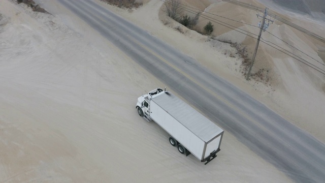 一辆半卡车驶离沙坑视频下载