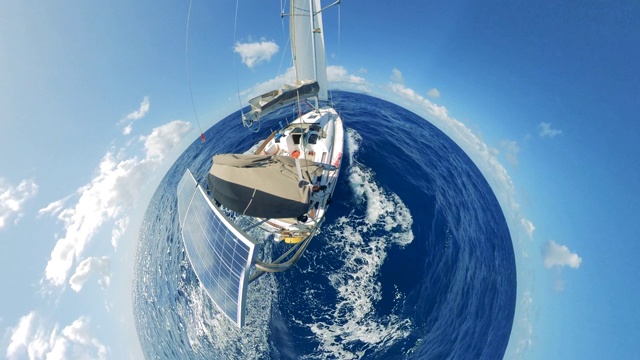 一艘装有太阳能电池板的船在水中航行的圆形全景图视频下载
