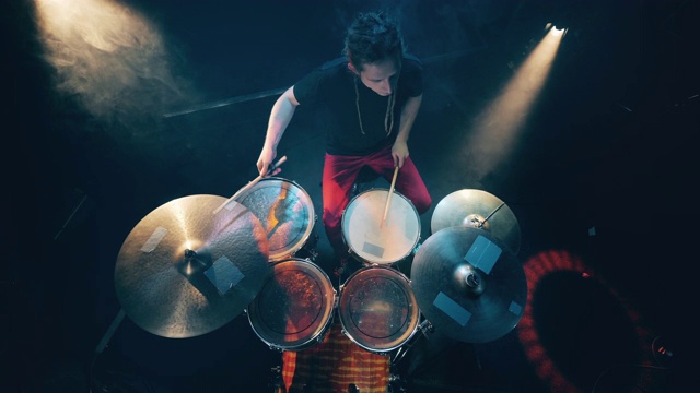 一个鼓组被一个专业鼓手演奏的俯视图视频下载