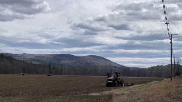 美国缅因州拉姆福德附近的农田，拖拉机种植玉米和耕作视频下载