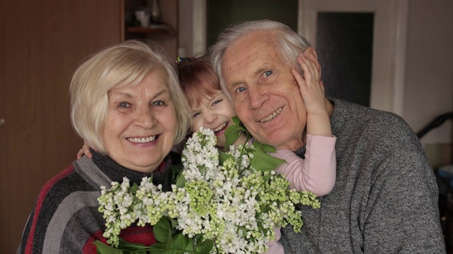 孙女和奶奶在家里拥抱微笑的老爷爷视频素材