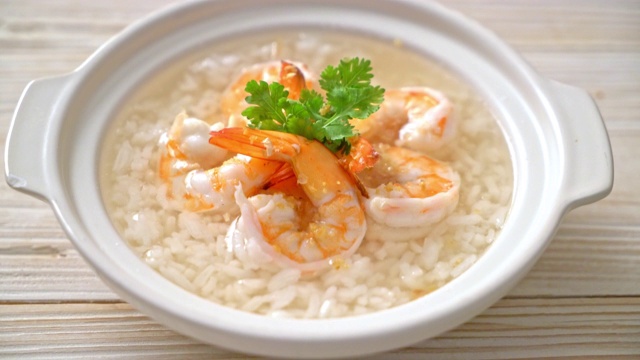 粥或米饭汤与虾仁碗视频素材