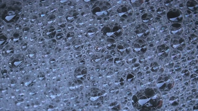 气泡在水中缓慢运动视频素材