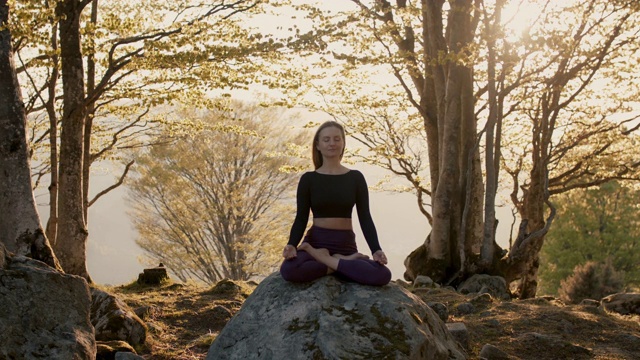 在大自然中练习瑜伽的女人视频下载