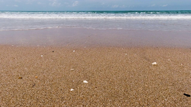 海浪在完美的沙滩背景与复制空间视频下载