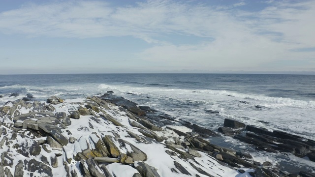 在卡斯科湾海浪冲击岩石海岸的镜头视频下载