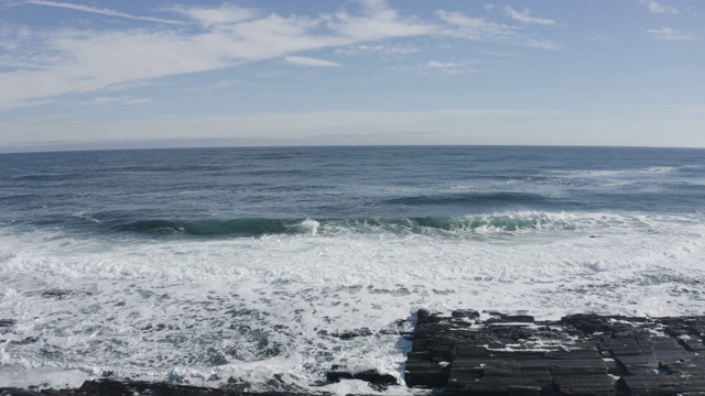 海浪冲击着卡斯科湾的岩石海岸线视频下载