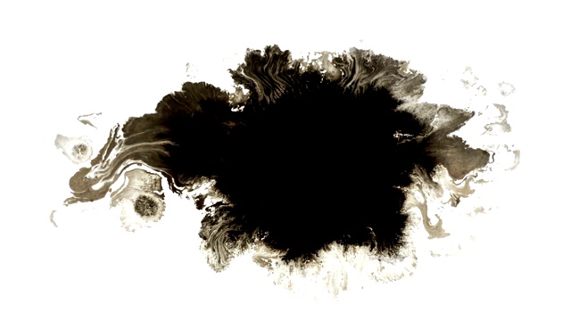 一滴黑色水彩画在4k白色液体的表面上视频下载