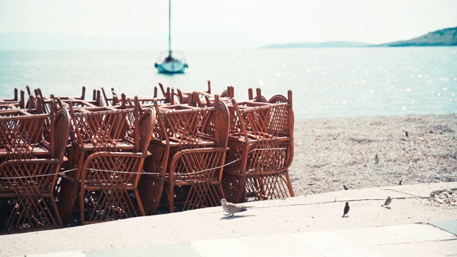 冠状病毒的影响。空荡荡的海滩上一堆堆椅子。视频素材