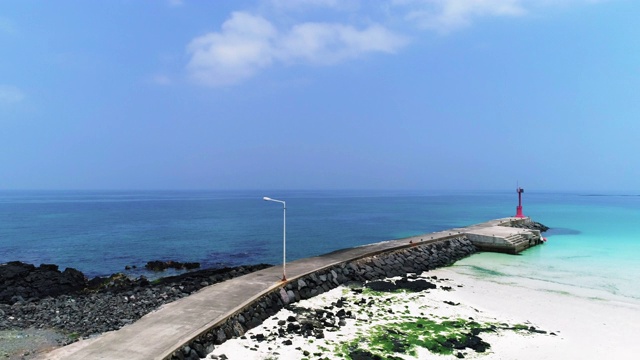 韩国济州岛济州岛金宁海滩的灯塔视频素材