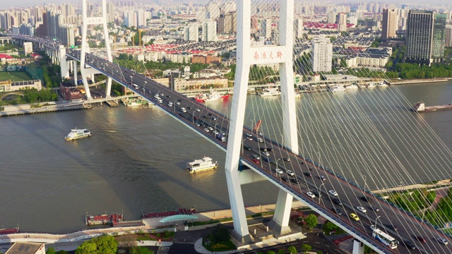 无人机拍摄:中国上海，南浦大桥黄昏时的RT 4K鸟瞰图。视频素材