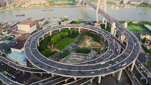 无人机拍摄:中国上海，南浦大桥黄昏时的RT 4K鸟瞰图。视频素材