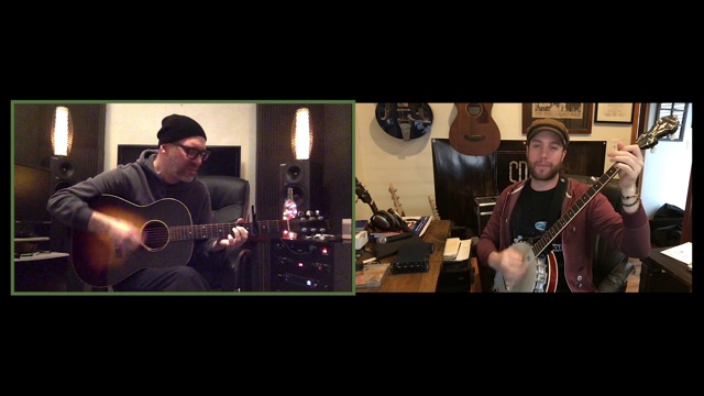 两名熟练的男性音乐家通过视频电话演奏他们的吉他和班卓琴。视频下载