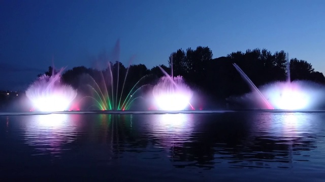 五颜六色的水喷泉视频素材