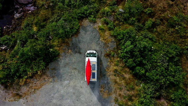 挪威乡村公路上露营车的鸟瞰图视频素材