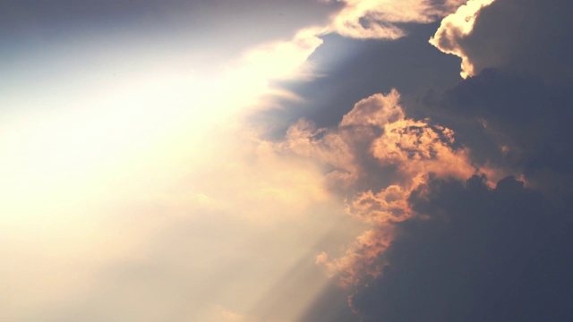 阳光出现在云层中，时间流逝视频素材