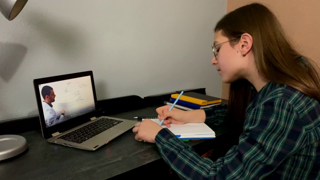 年轻女孩在家通过电脑观看在线课程，在家上学，4K视频素材