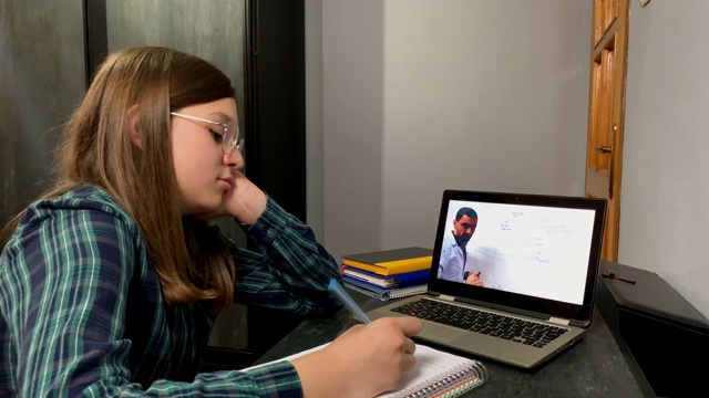 年轻女孩在网上课无聊，在家上学，4K视频素材