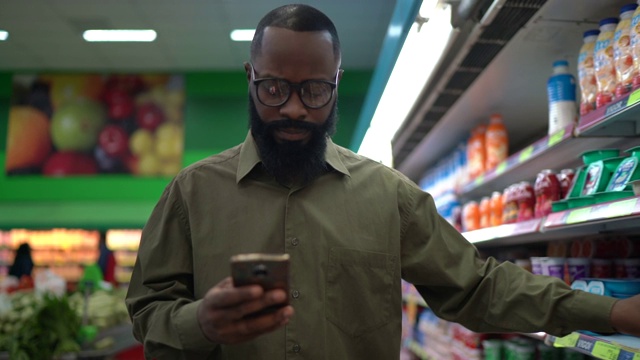 一名男子在超市用手机购物视频素材