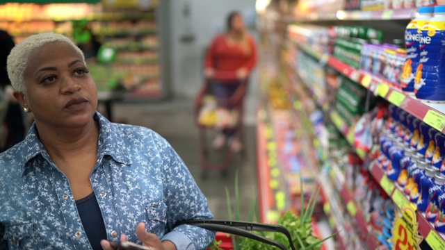一个女人在超市用手机购物视频素材