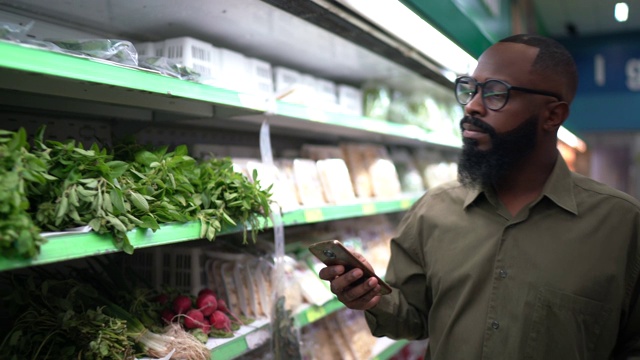 一名男子在超市用手机购物视频素材